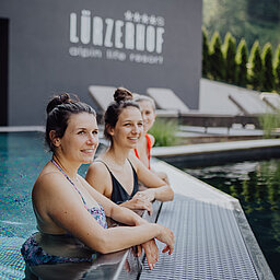 Guests enjoy their time in the outdoor pool in the adults-only area at the Lürzerhof wellness hotel in Salzburg.