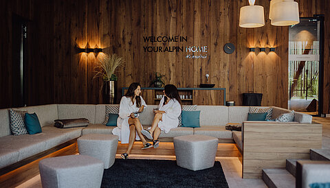 Two women are sitting in the adults-only lounge at the Lürzerhof wellness hotel in Salzburg.