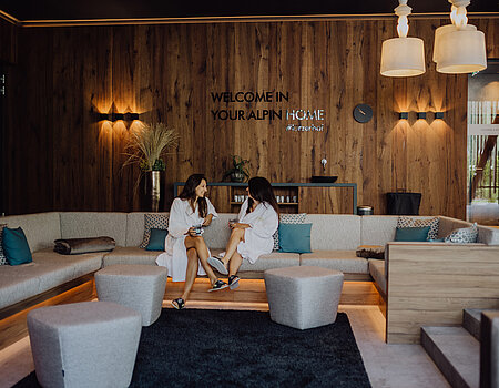 Two women are sitting in the adults-only lounge at the Lürzerhof wellness hotel in Salzburg.