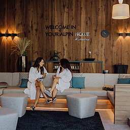 Two women are sitting in the adults-only lounge at the Lürzerhof wellness hotel in Salzburg.