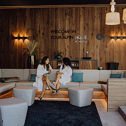 Two women are sitting in the adults-only lounge at the Lürzerhof wellness hotel in Salzburg.