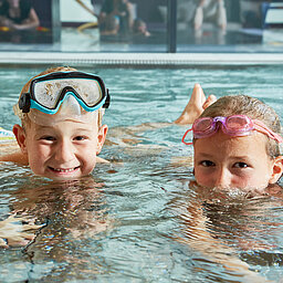 Children swimming in the indoor pool at the Lürzerhof wellness hotel in Salzburg