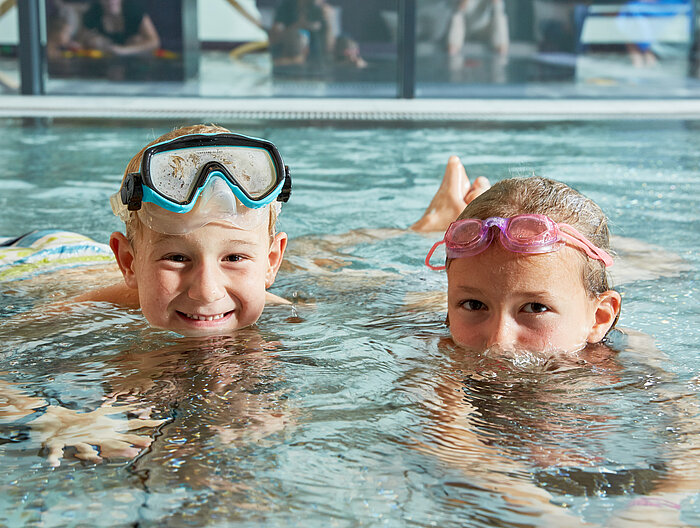 Children swimming in the indoor pool at the Lürzerhof wellness hotel in Salzburg