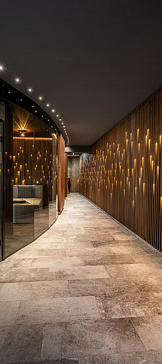 Elegant spa area with atmospheric lighting at the Lürzerhof wellness hotel in Salzburg.