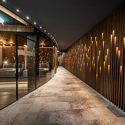 Elegant spa area with atmospheric lighting at the Lürzerhof wellness hotel in Salzburg.