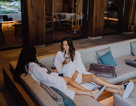 Two women are sitting in the adults-only lounge at the Lürzerhof wellness hotel in Salzburg.