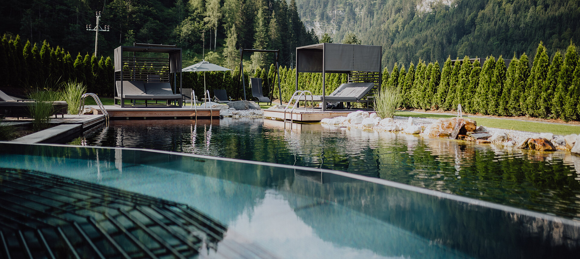 The outdoor pool in the adults-only area with comfortable loungers at the Lürzerhof wellness hotel in Salzburg