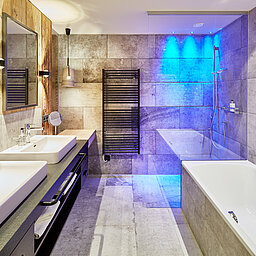 The bathroom at the Alpin Life Lodge in the Lürzerhof wellness hotel in Salzburg