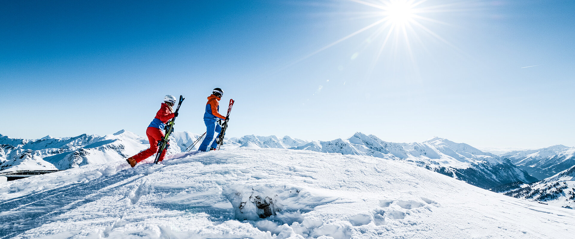 Zwei Skifahrer im Skiurlaub in Österreich