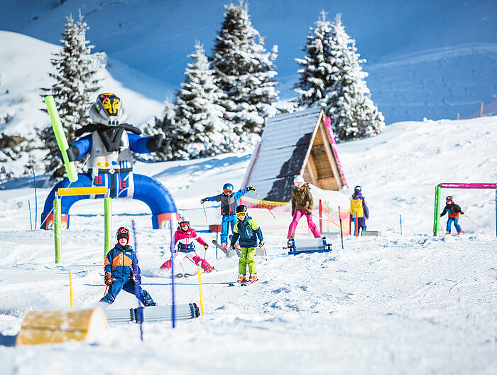 Family skiing on a skiing vacation in Obertauern