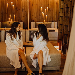 Two women in a relaxation room at the Lürzerhof wellness hotel in Salzburg