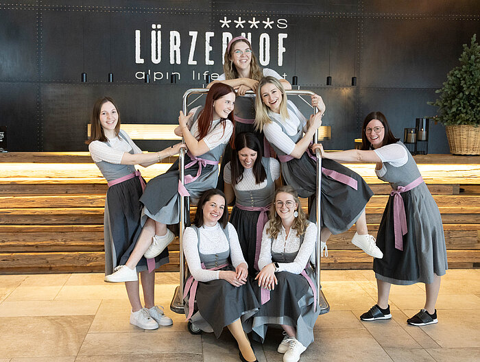 Rezeptionisten Team in Dirndlkleidern in der Hotellobby vom Hotel Lürzerhof