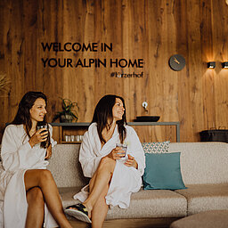 Two women are sitting in the adults-only lounge at the Lürzerhof wellness hotel in Salzburg.