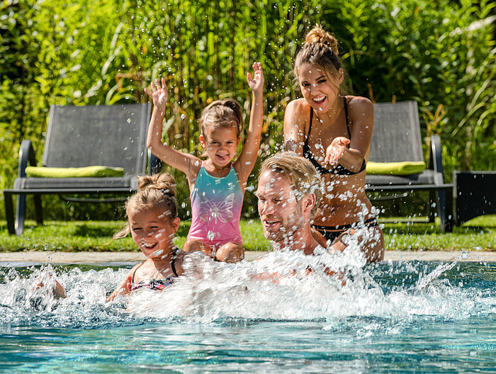 Family having fun at the pool at the Lürzerhof Wellness Hotel in Salzburg