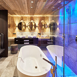 The bathroom at the Tauernlodge in the Lürzerhof wellness hotel in Salzburg