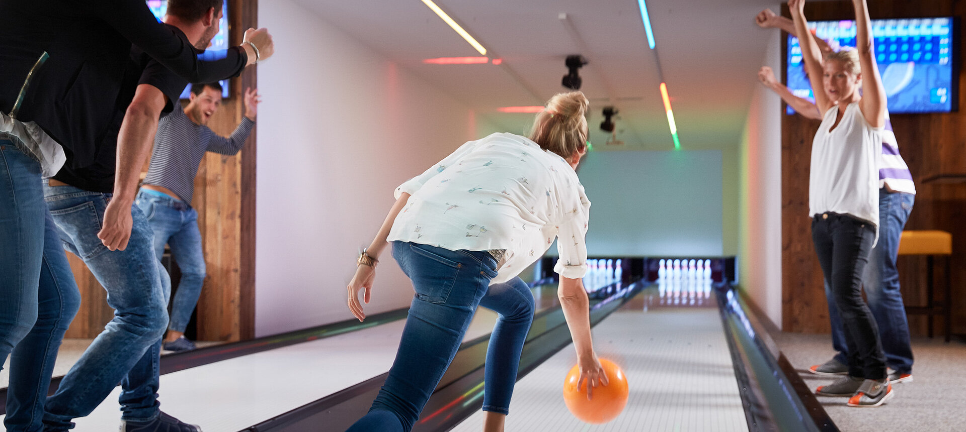 A group enjoys bowling at the Lürzerhof during their active vacation in Austria.