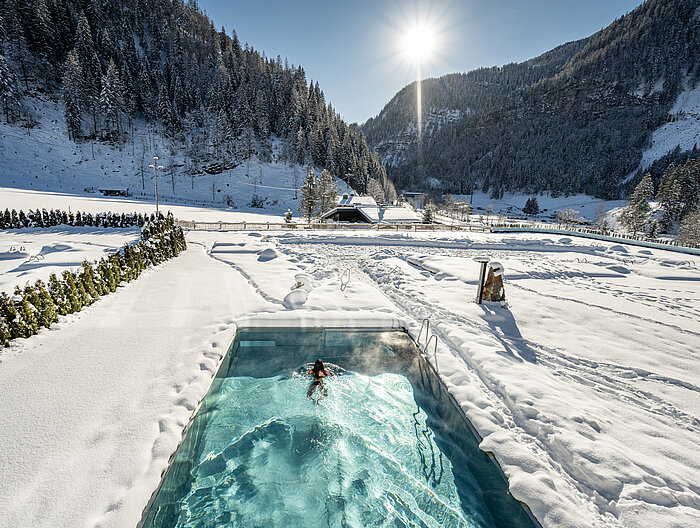 The outdoor pool in winter at the Lürzerhof wellness hotel in Salzburg