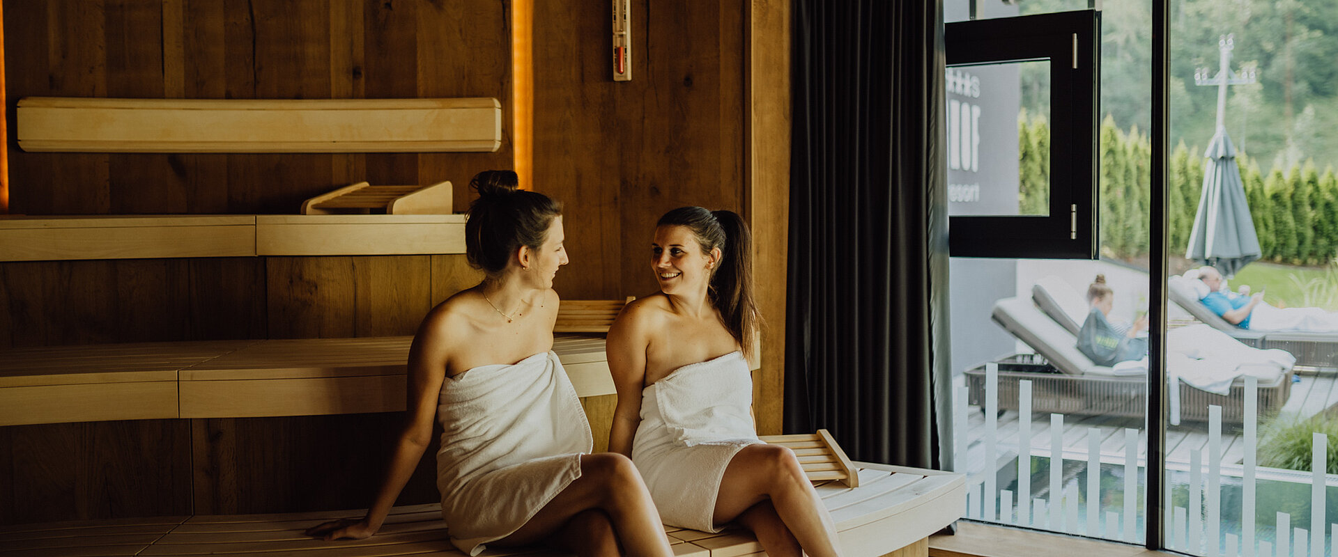 Two women are sitting in the sauna at the Lürzerhof wellness hotel in Salzburg.