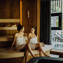 Two women are sitting in the sauna at the Lürzerhof wellness hotel in Salzburg.