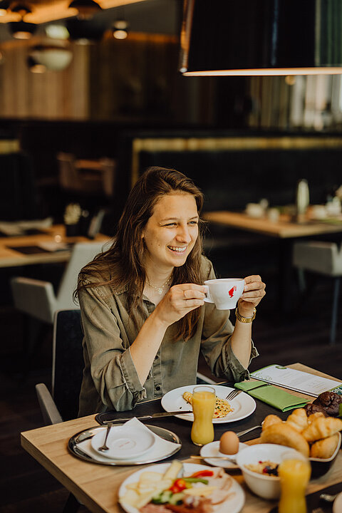 A woman enjoys breakfast at the Gourmet & Wellness Hotel Lürzerhof.