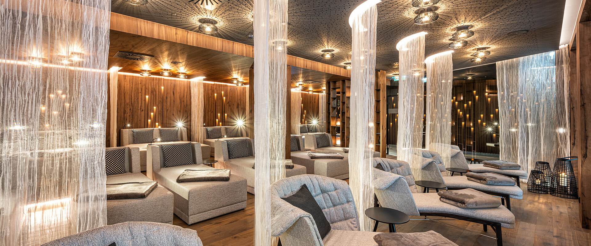A cozy relaxation room at the Lürzerhof wellness hotel in Salzburg