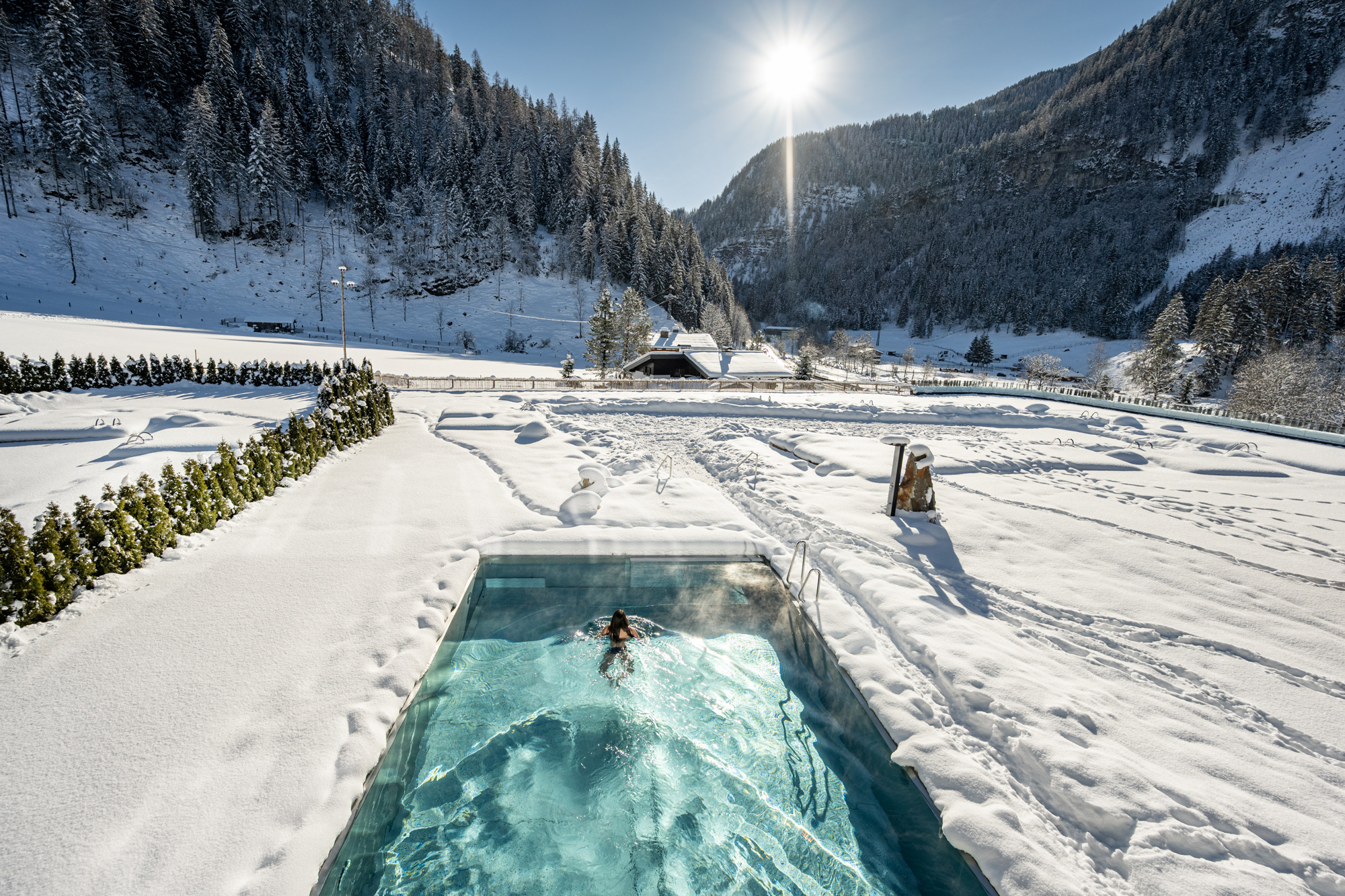 Der Outdoorpool im Winter des Wellnesshotels Lürzerhof in Salzburg